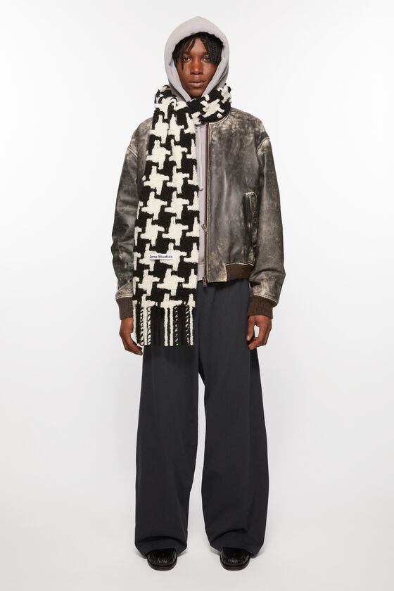 (image for) User-Friendly Houndstooth scarf